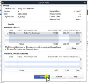 Applying credits to an invoice in QuickBooks Desktop.